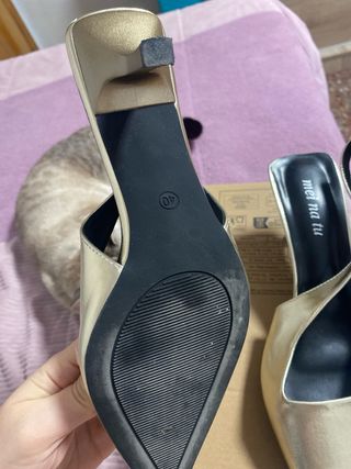 Zapatos dorados de tacón Mei Na Tu