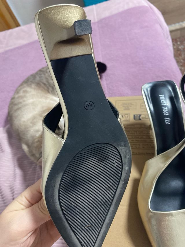 Zapatos dorados de tacón Mei Na Tu