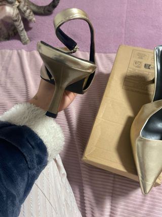 Zapatos dorados de tacón Mei Na Tu