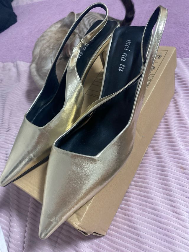 Zapatos dorados de tacón Mei Na Tu