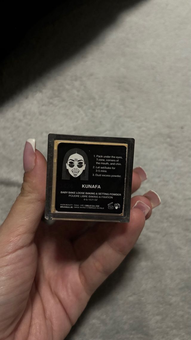 Maquillaje Huda Beauty tono kunafa