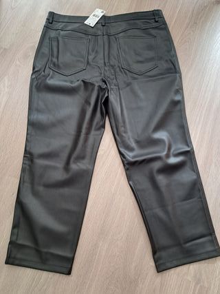 Pantalón recto efecto piel negro