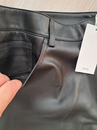Pantalón recto efecto piel negro