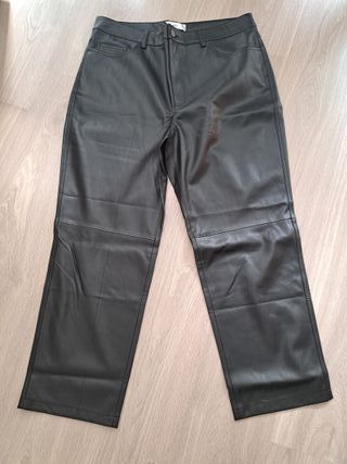 Pantalón recto efecto piel negro.