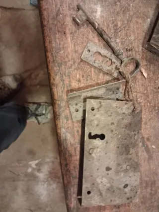 Cerrojos antiguos con llaves