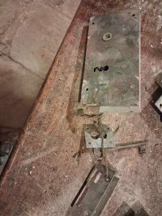 Cerrojos antiguos con llaves