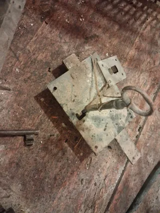 Cerrojos antiguos con llaves