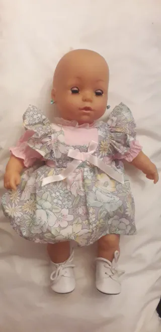 Muñeca con vestido floral y zapatos