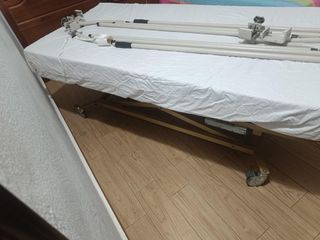 Cama articulada con colchón anti-escaras