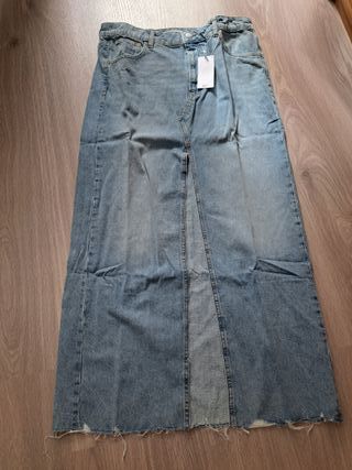 Falda larga vaquera con bajo deshilachado