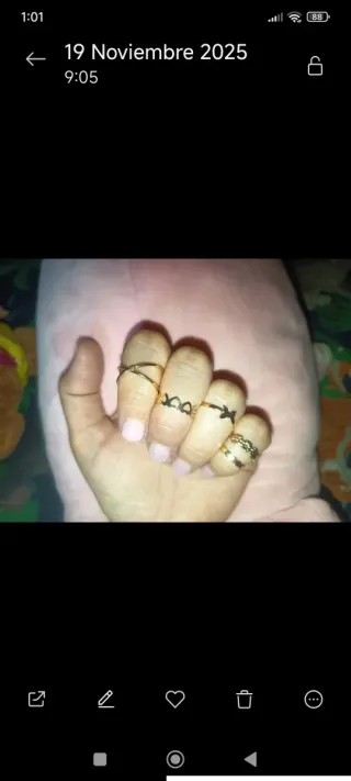 Anillos dorados estilo minimalista