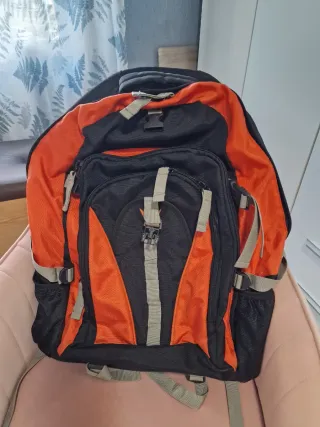 Mochila de viaje negra y naranja