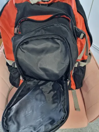 Mochila de viaje negra y naranja