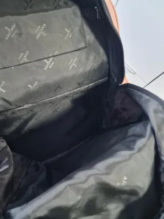 Mochila de viaje negra y naranja