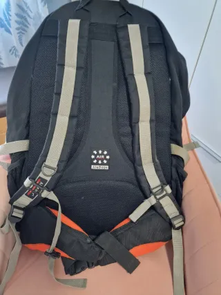 Mochila de viaje negra y naranja