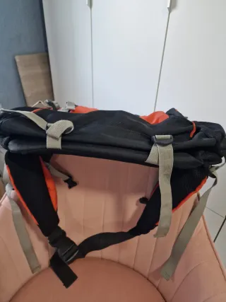 Mochila de viaje negra y naranja