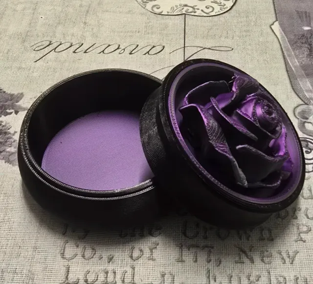 Scatola portagioie con fiore rosa nero e viola