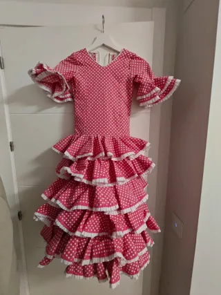 Varios trajes de flamenca niña