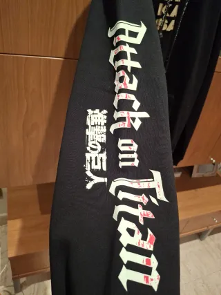 Sudadera Bershka Attack on Titan Talla L