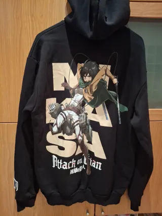 Sudadera Bershka Attack on Titan Talla L