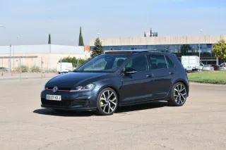 Volkswagen Golf 2018 fue golpeado en aleta trasera