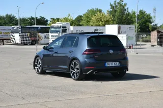 Volkswagen Golf 2018 fue golpeado en aleta trasera