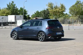 Volkswagen Golf 2018 fue golpeado en aleta trasera