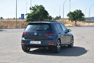 Volkswagen Golf 2018 fue golpeado en aleta trasera
