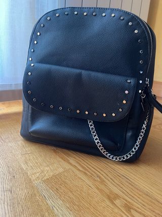 Mochila Parfois negra con tachuelas y cadena