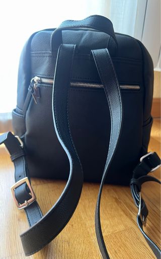 Mochila Parfois negra con tachuelas y cadena