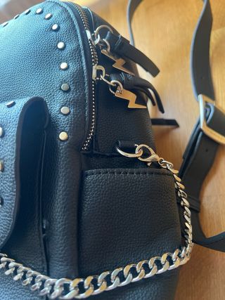 Mochila Parfois negra con tachuelas y cadena
