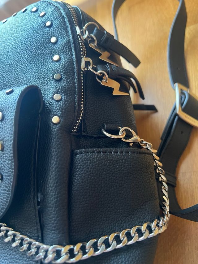 Mochila Parfois negra con tachuelas y cadena