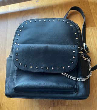 Mochila Parfois negra con tachuelas y cadena
