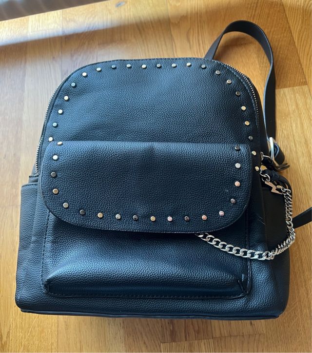 Mochila Parfois negra con tachuelas y cadena