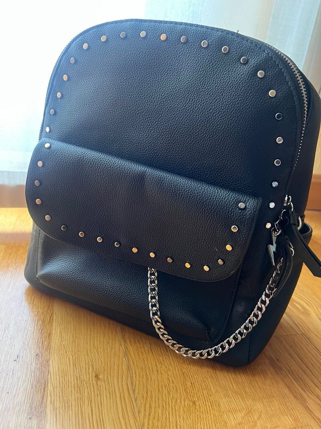Mochila Parfois negra con tachuelas y cadena