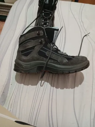 Botas de montaña negras y grises