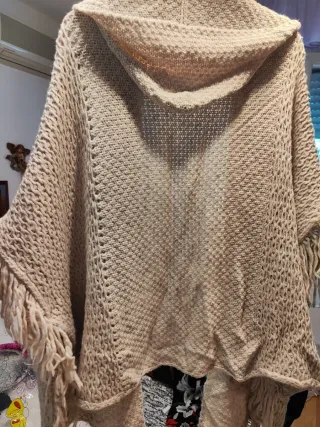 Cárdigan tipo poncho beige talla única con capucha