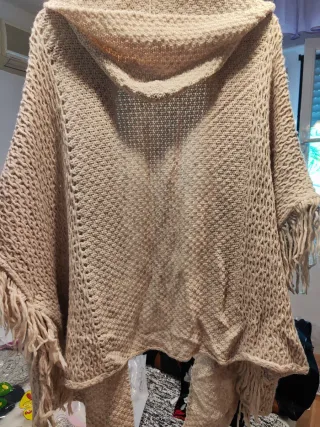 Cárdigan tipo poncho beige talla única con capucha