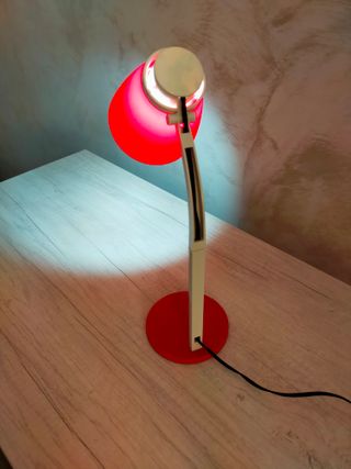 Lámpara de escritorio roja