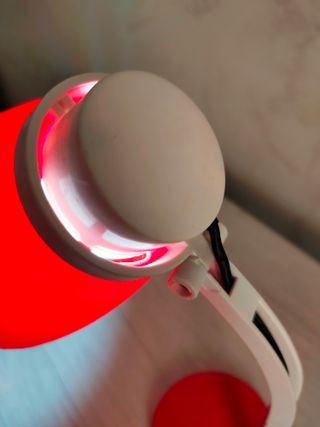 Lámpara de escritorio roja