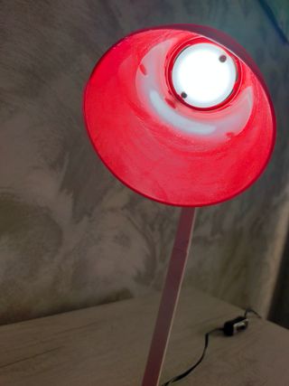 Lámpara de escritorio roja