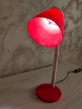 Lámpara de escritorio roja