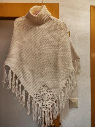 Poncho cuello alto beige