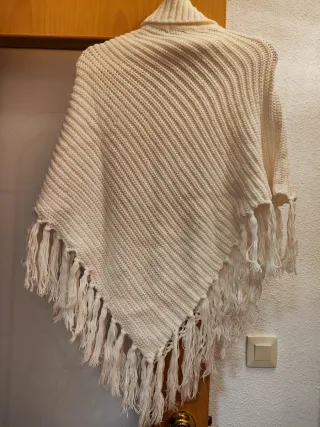 Poncho cuello alto beige