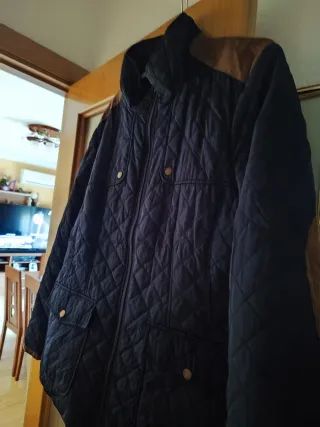 Chaqueta acolchada azul con detalles marrones