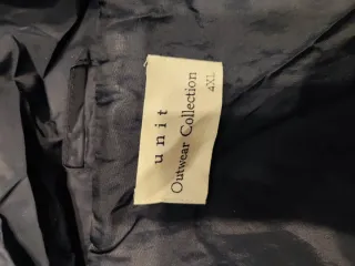 Chaqueta acolchada azul con detalles marrones