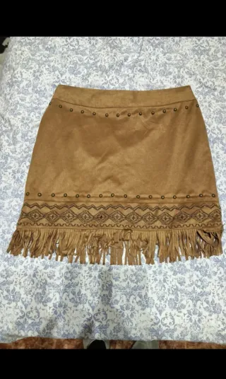 Falda marrón con flecos y tachuelas