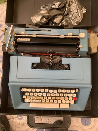 Máquina de escribir antigua azul
