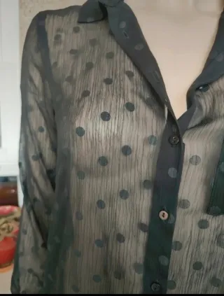 Camisa transparente negra lunares