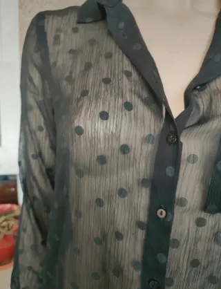 Camisa transparente negra lunares